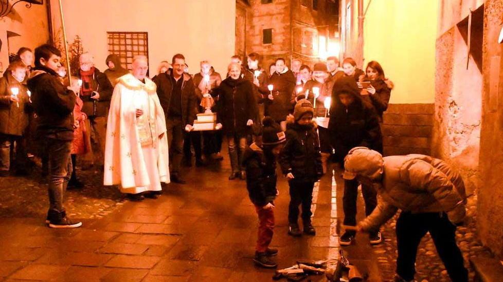 I bimbi distruggono le armi giocattolo contro i signori della guerra