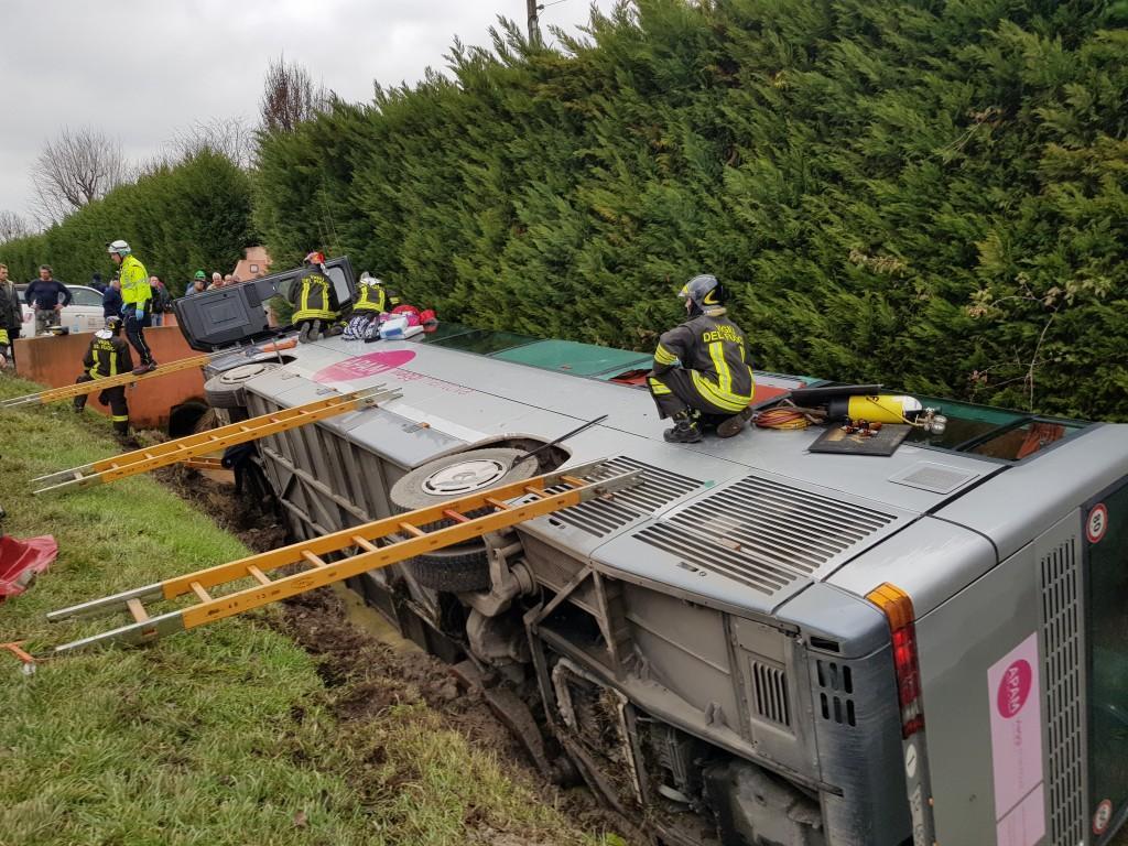 Ospitaletto, si rovescia un pullman Apam con a bordo 28 studenti 