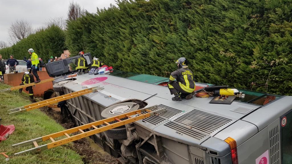 Ospitaletto, si rovescia un pullman Apam con a bordo 28 studenti