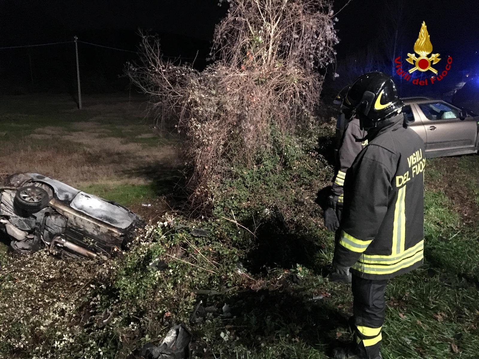 L'auto che si è incendiata dopo lo scontro