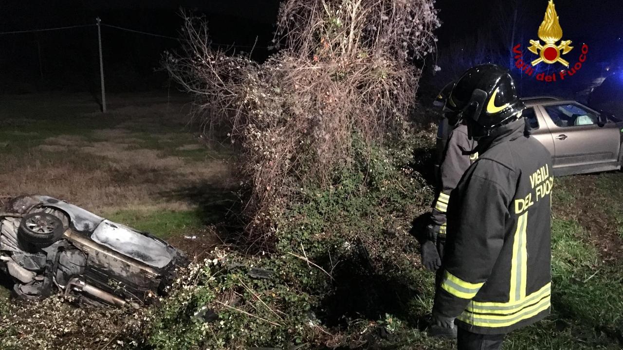 L'auto che si è incendiata dopo lo scontro