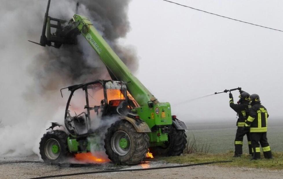 Paura per un trattore in fiamme 