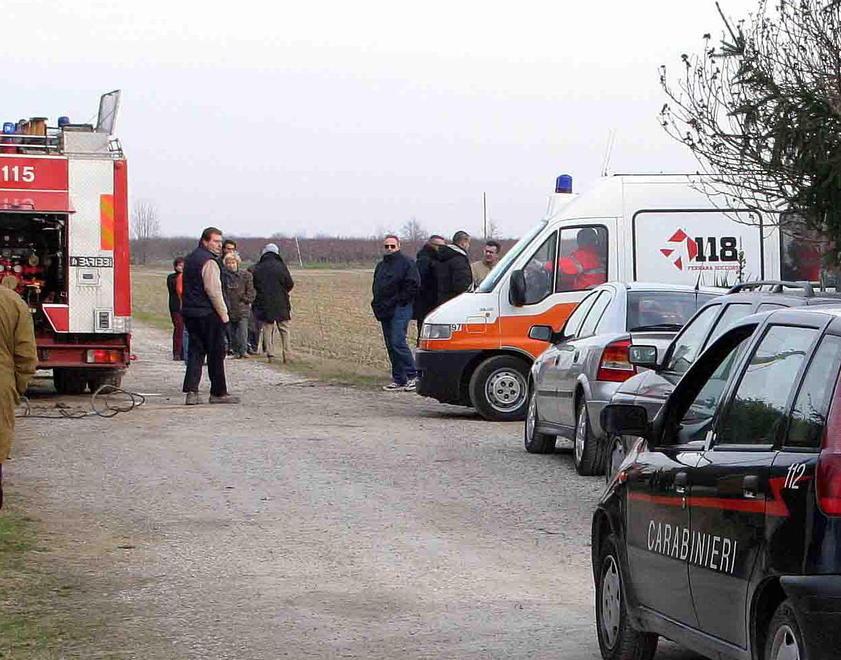 Si schianta con l’auto contro un palo, è grave 
