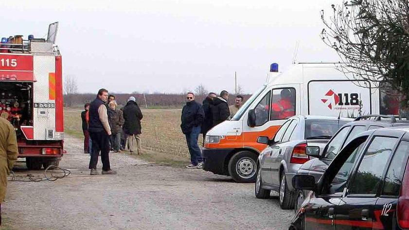 Si schianta con l’auto contro un palo, è grave