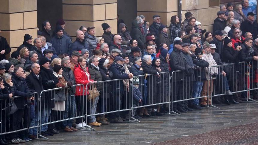 Più nebbia che gente a salutare la bandiera