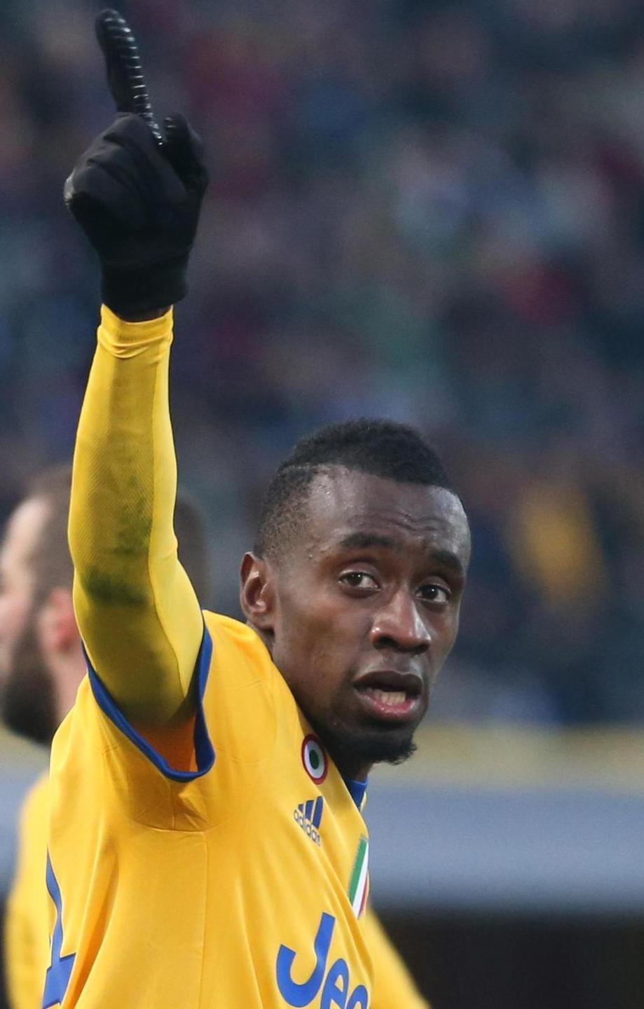 Cori razzisti contro Matuidi: tweet di scuse della società