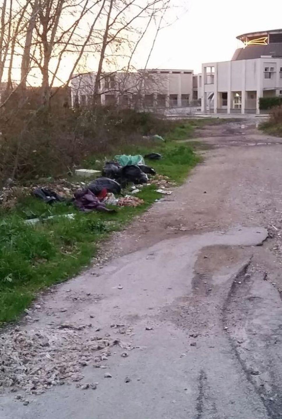 Una discarica a pochi passi dalla chiesa