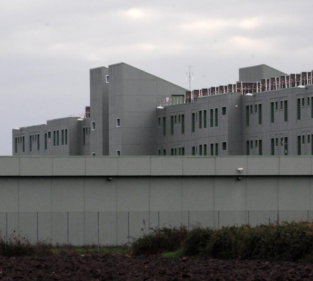 Massama, un detenuto aggredisce un agente 