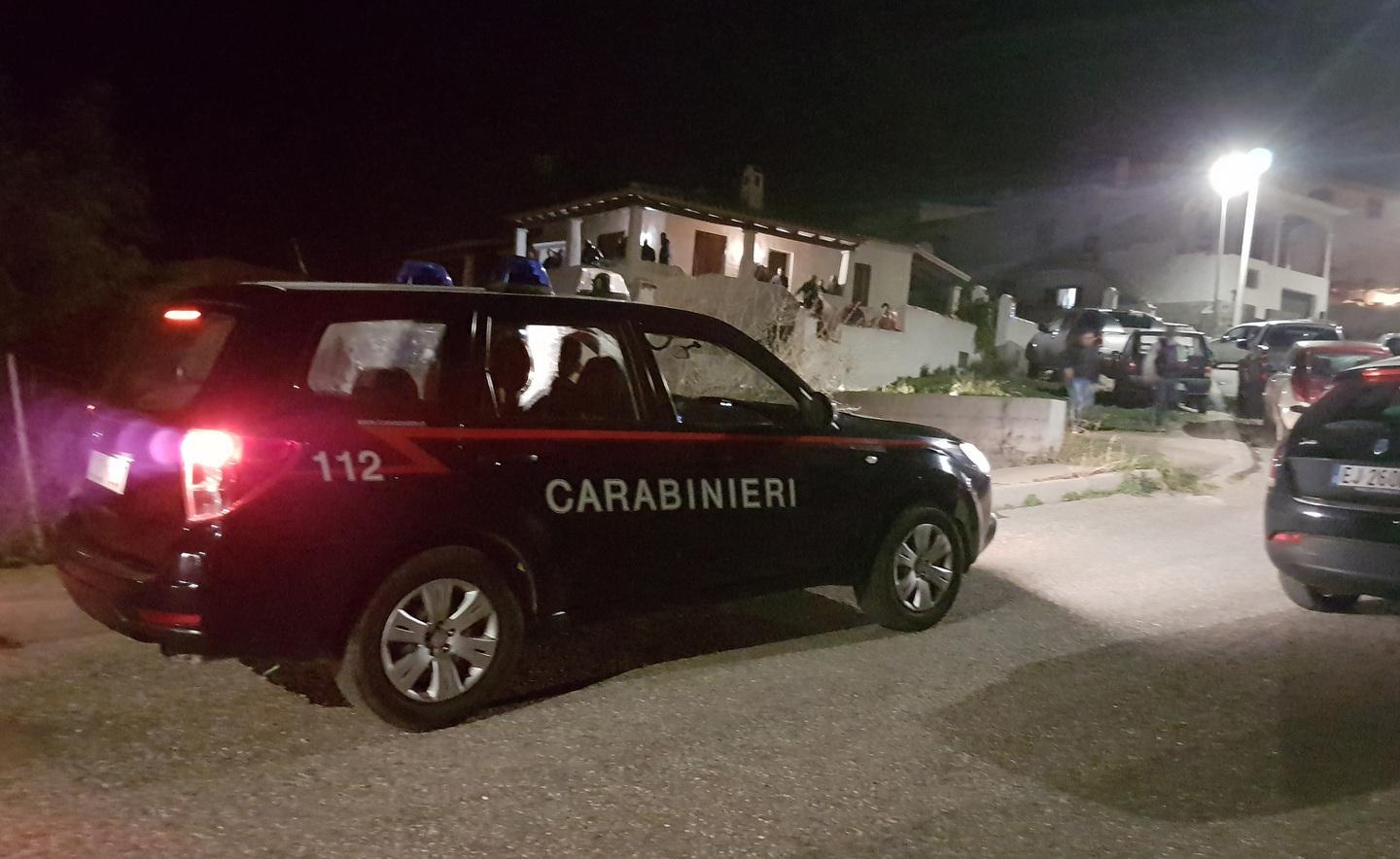 I carabinieri davanti alla villetta in cui è avvenuta la tragedia (foto massimo locci)