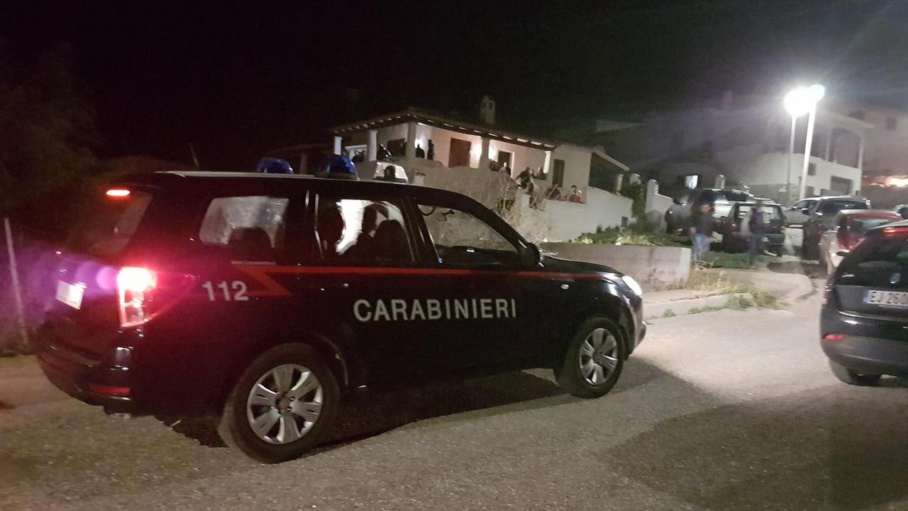 I carabinieri davanti alla villetta in cui è avvenuta la tragedia (foto massimo locci)