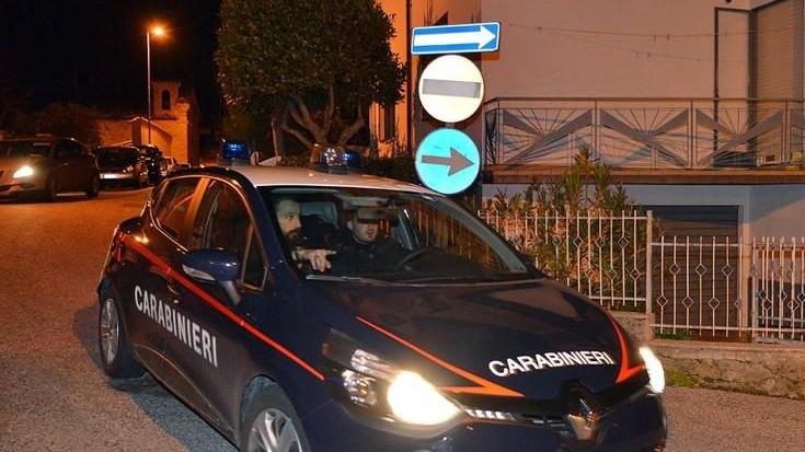 Trova i ladri dentro casa: lo picchiano e scappano