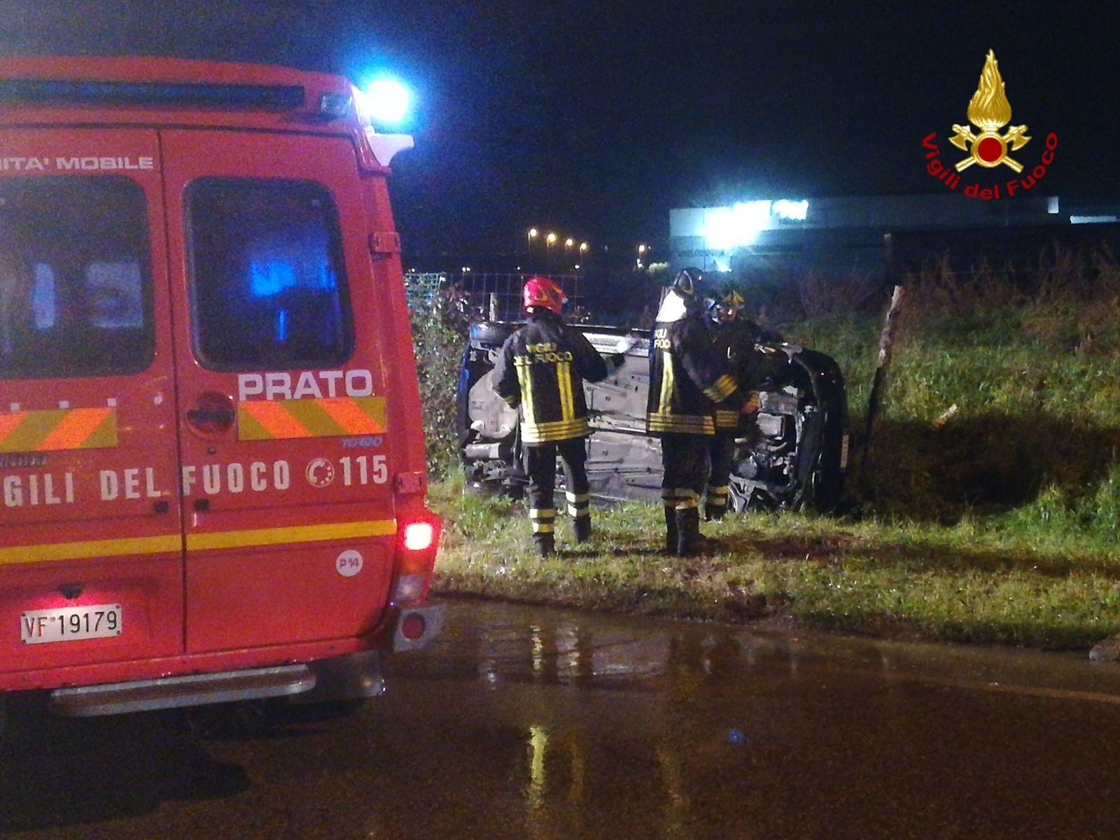 Finisce fuori strada sul viale Berlinguer