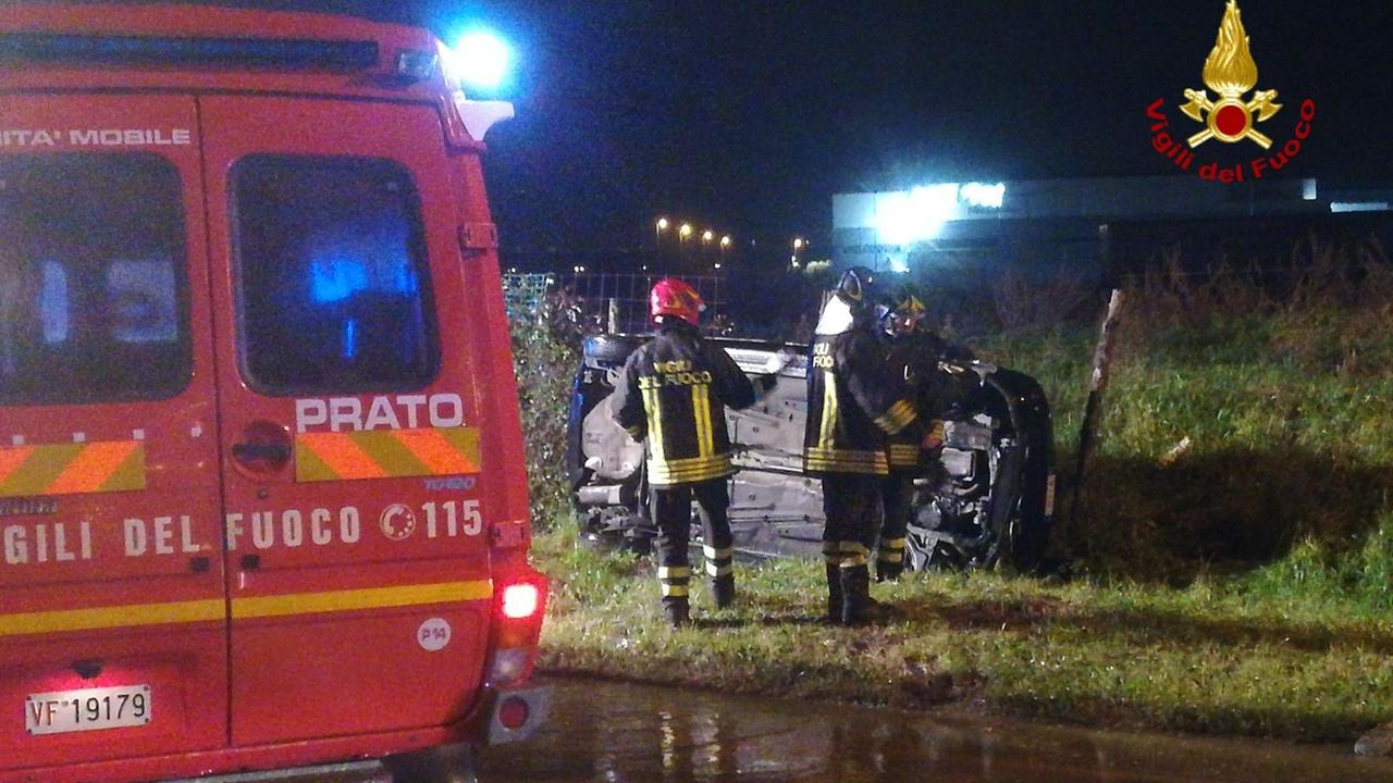 Finisce fuori strada sul viale Berlinguer