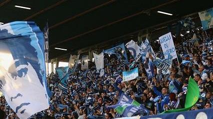 La bandiera con il volto di Federico in curva