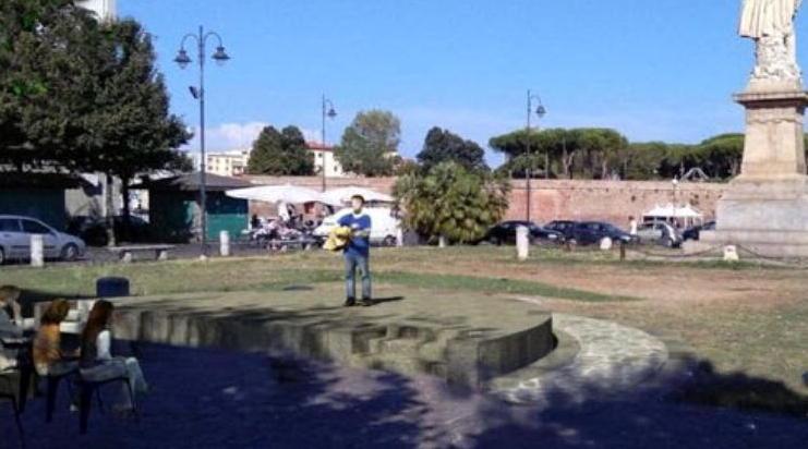 Piazza Garibaldi, «Il nuovo palco accessibile a tutti ma non ai disabili» 