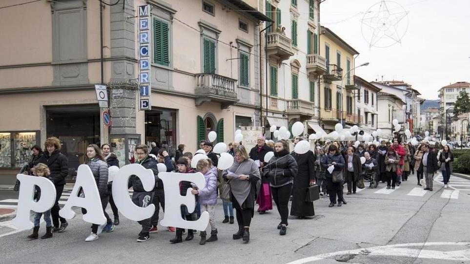 Il corteo dei manifestanti alla Marcia per la pace sfila in corso Roma (Nucci)