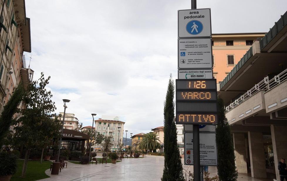 Uno dei segnali posti all'ingresso di piazza del Popolo (Foto Nucci)