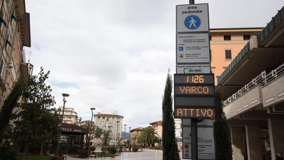 Uno dei segnali posti all'ingresso di piazza del Popolo (Foto Nucci)