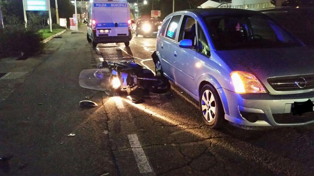 Con lo scooter contro un'auto, ferito un 72enne a Cagliari