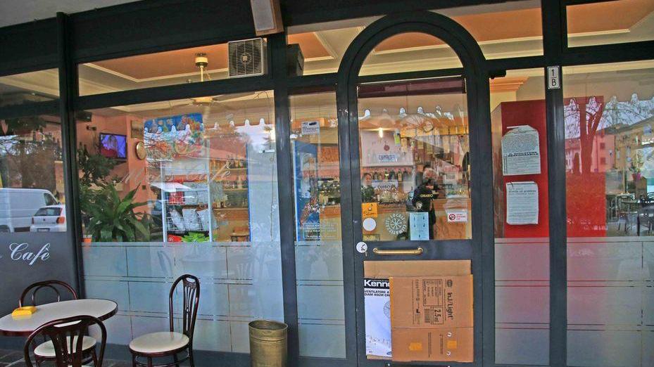 Canali, spaccata al bar Mops
