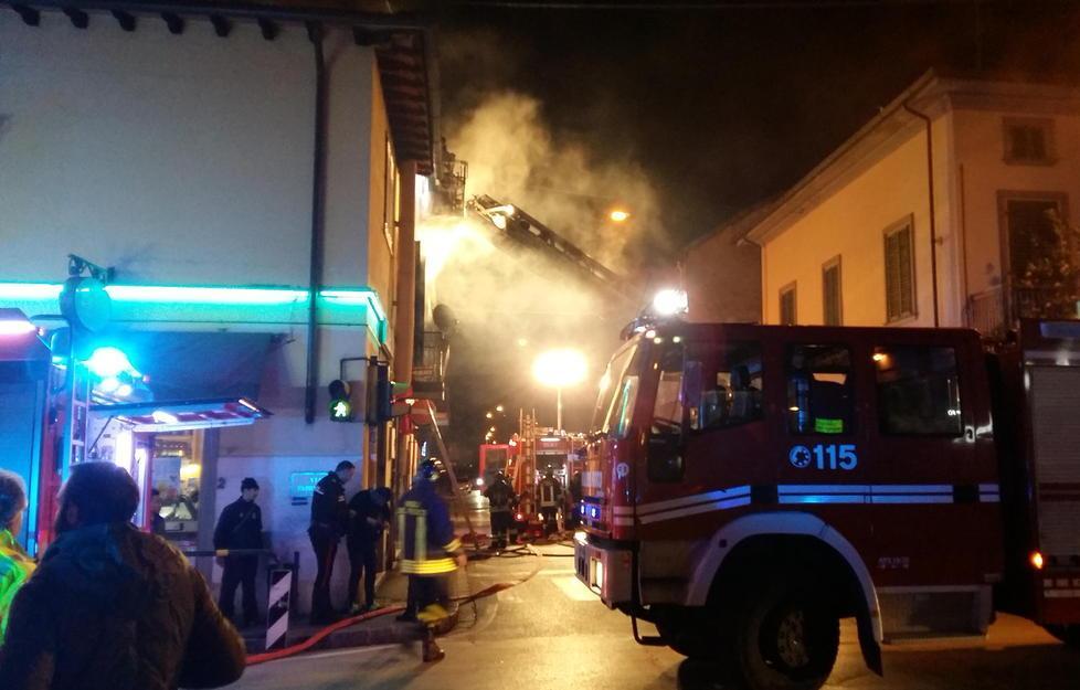 Brucia palazzina, salvi per miracolo 