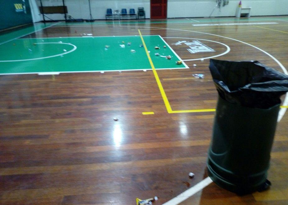 Caos alla partita di basket: bidone in campo e tifosi scatenati, c’è la condanna 
