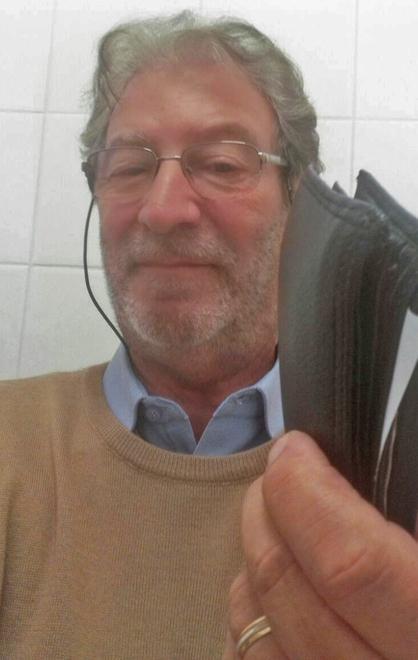 Trova borsello con 600 euro e lo restituisce 