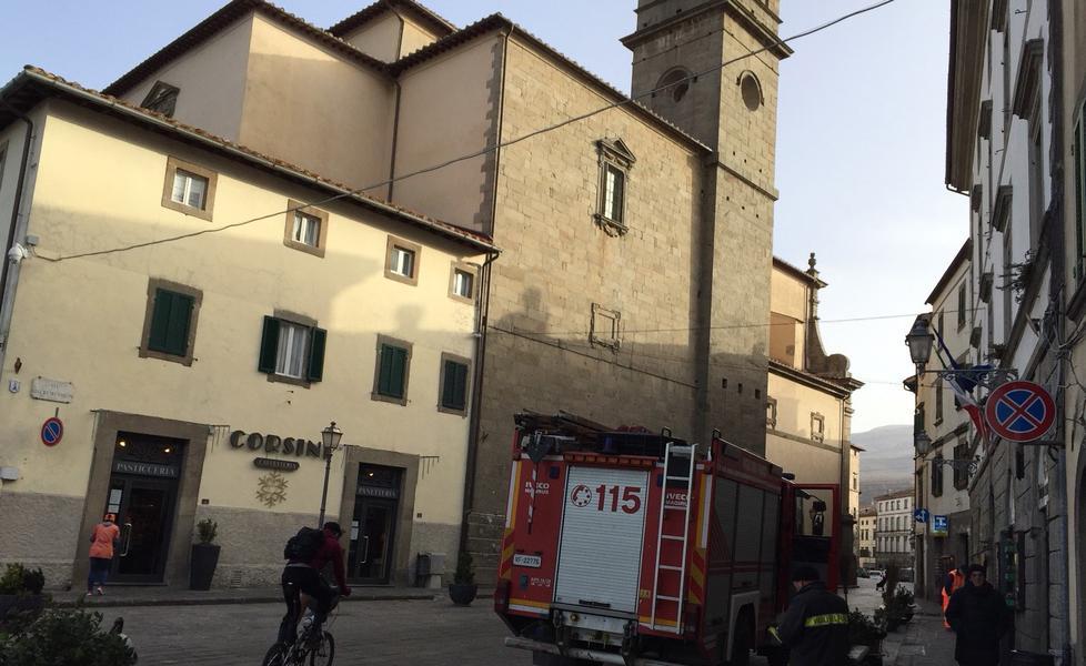 Il vento danneggia il tetto della chiesa