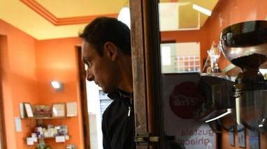 Colpi di piccone per entrare nel Bar del Sole