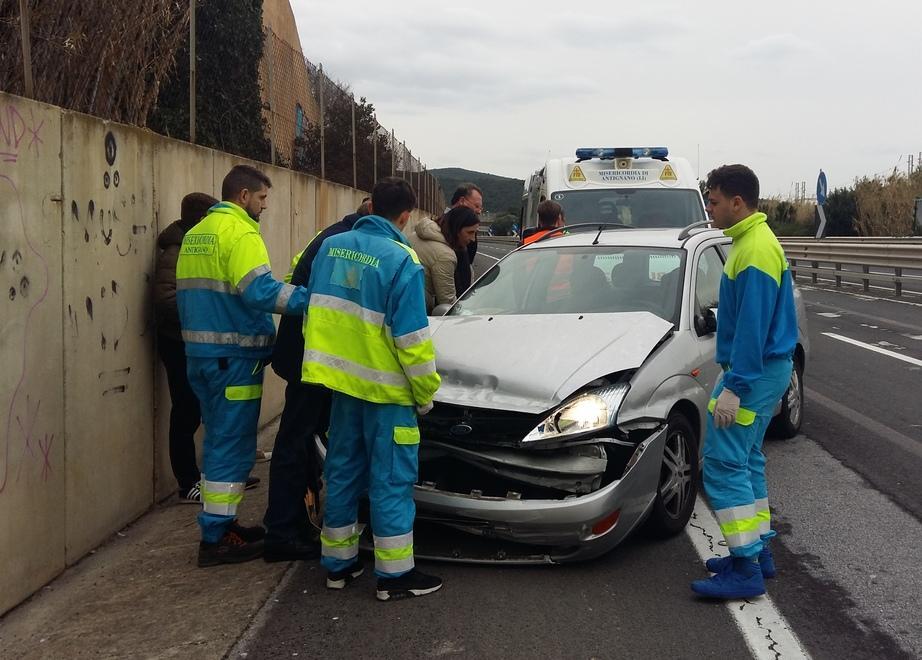 Sbanda ed esce di strada in Variante