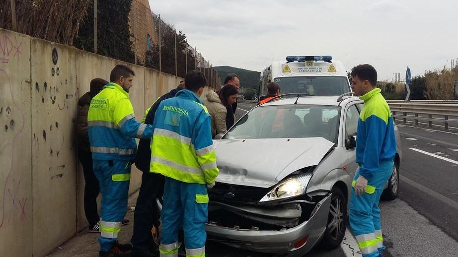 Sbanda ed esce di strada in Variante