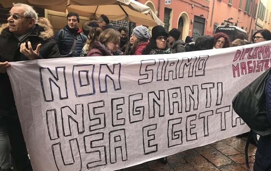 Centinaia di insegnanti in sciopero 