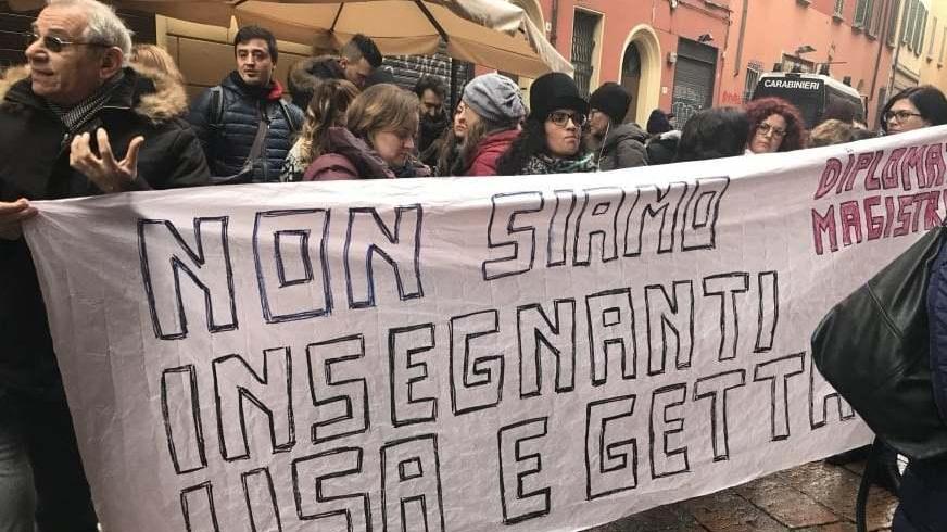Centinaia di insegnanti in sciopero