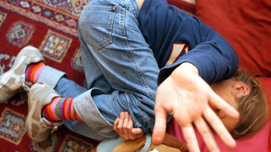 Abusi sessuali, il 53enne non risponde al gip