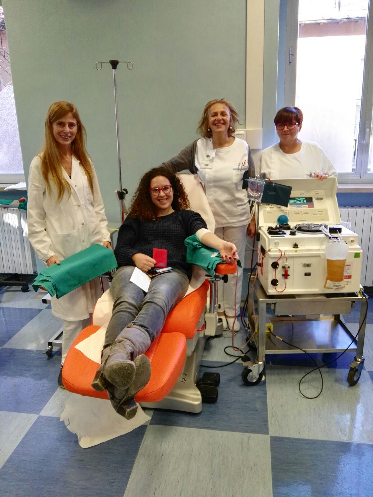 Alessia mentre effettua la donazione col personale del centro trasfusionale 