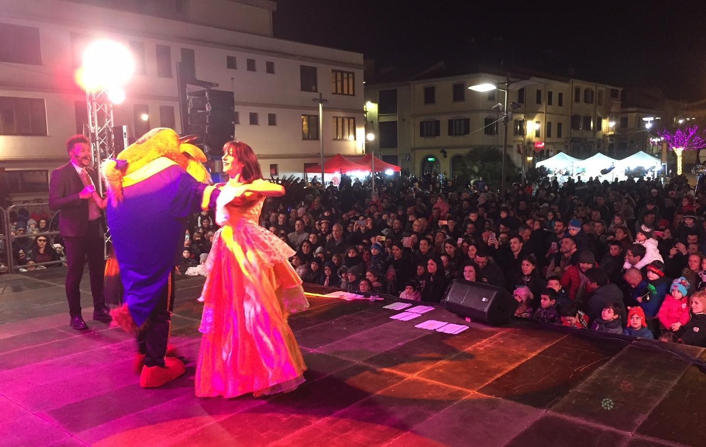 Befana in piazza con i cartoni della Disney 