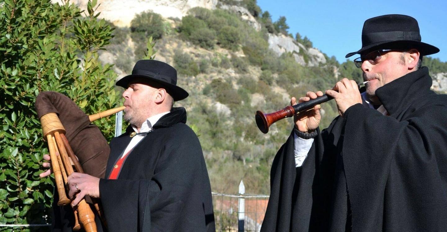 Befana, zampognari in visita agli ultranovantenni di Osilo