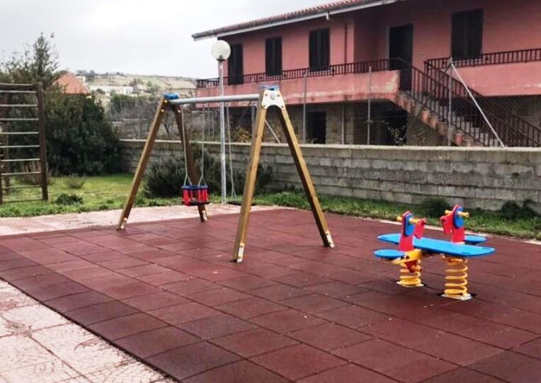 Nuovi giochi nei parchi per i bambini