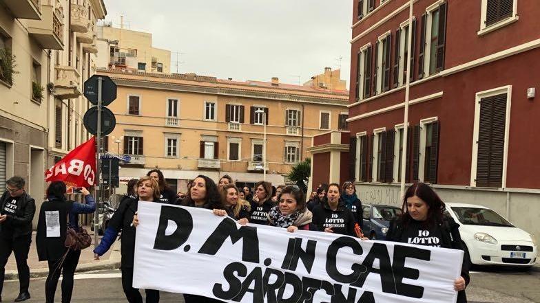 L’incubo di un eterno precariato 300 maestre in piazza a Cagliari