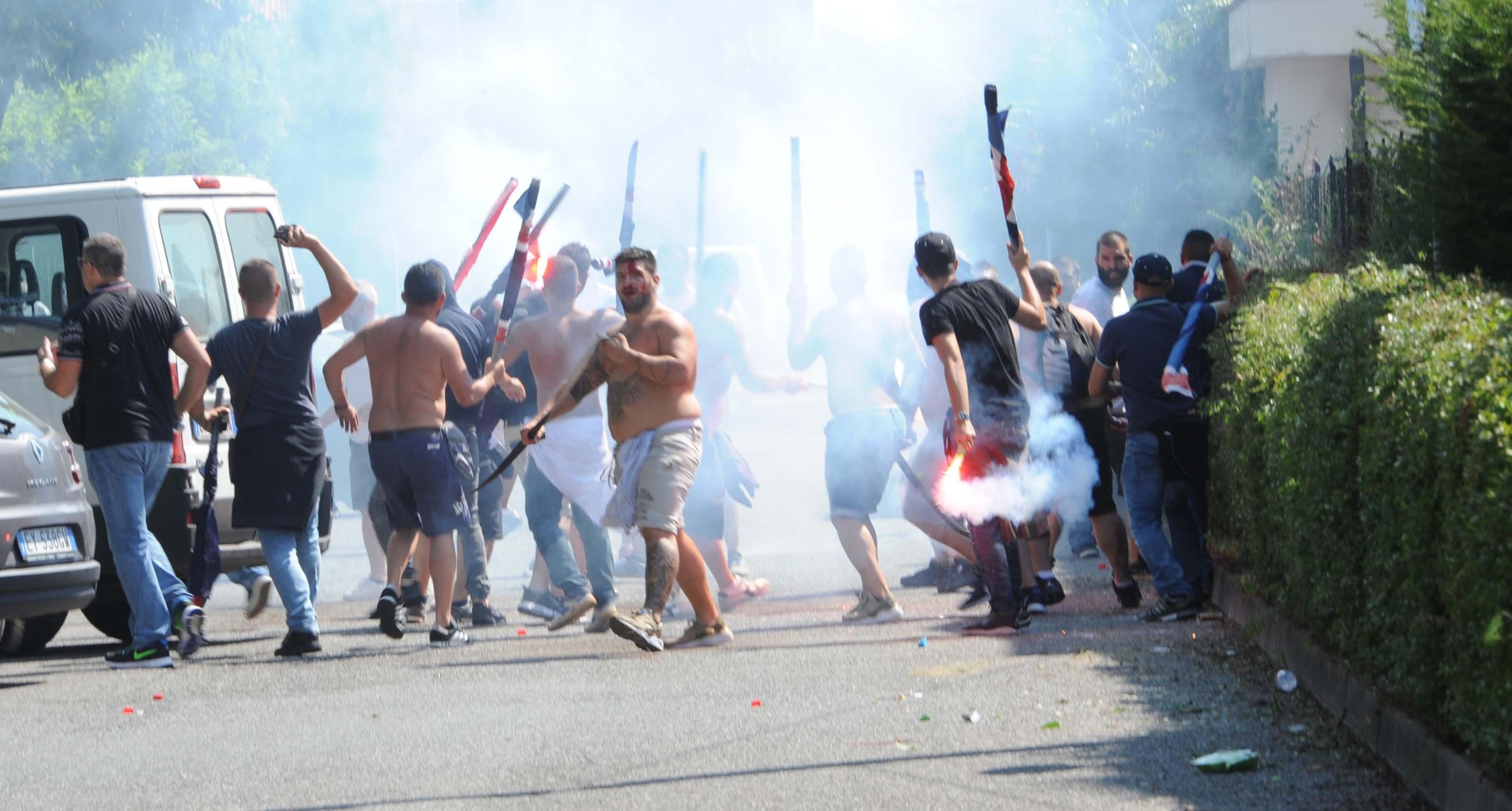 Tafferugli tra tifosi del Cagliari e avversari, immagine di repertorio 