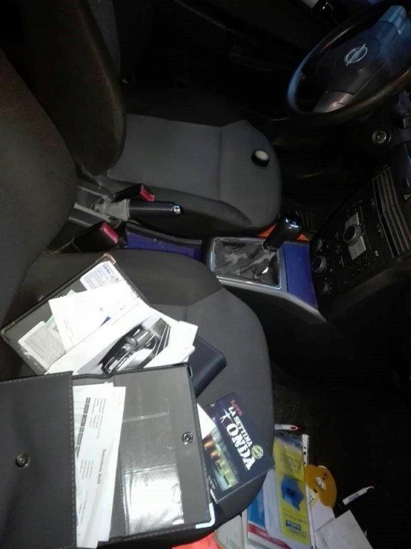 Una delle auto violate dai ladri, foto postata sui social da Stefano Corallini