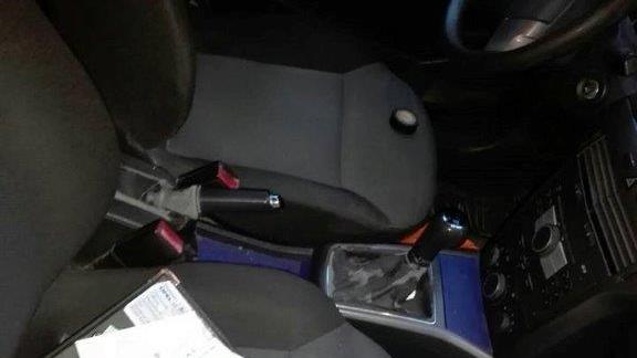 Una delle auto violate dai ladri, foto postata sui social da Stefano Corallini