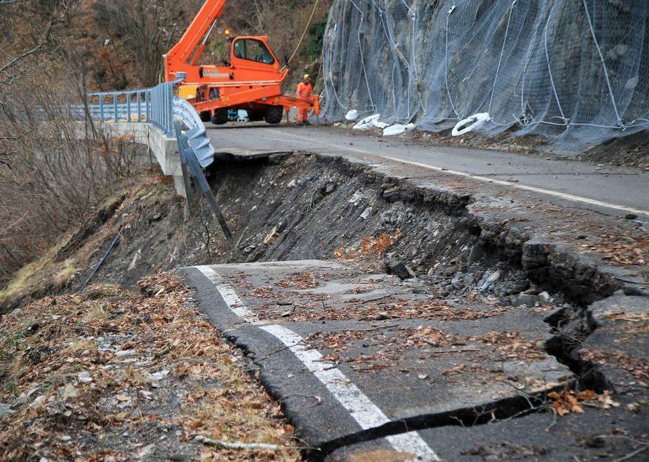 La frana di Miscoso e il mezzo per mettere in sicurezza la monatgna (foto Gianni Santandrea)