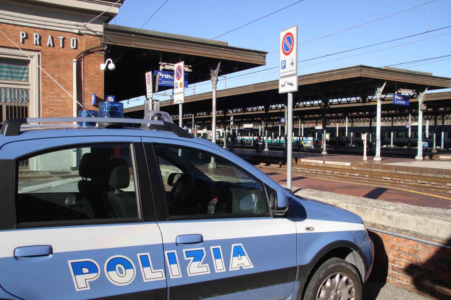 Un'auto della Polfer vicino ai binari della stazione di Prato