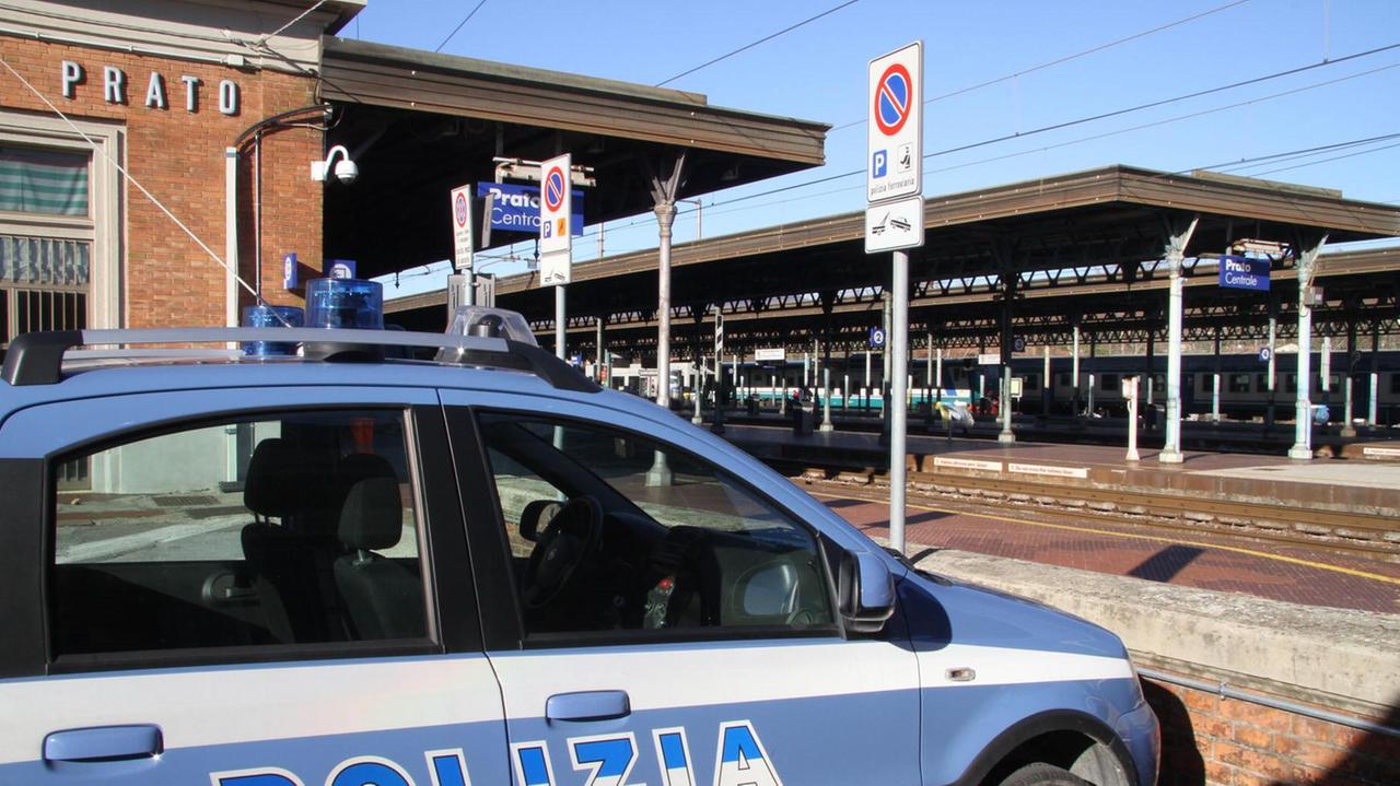 Un'auto della Polfer vicino ai binari della stazione di Prato