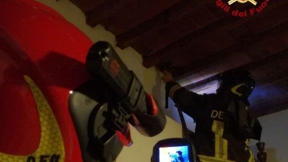 Gli accertamenti con la termocamera (Foto Vigili del fuoco)
