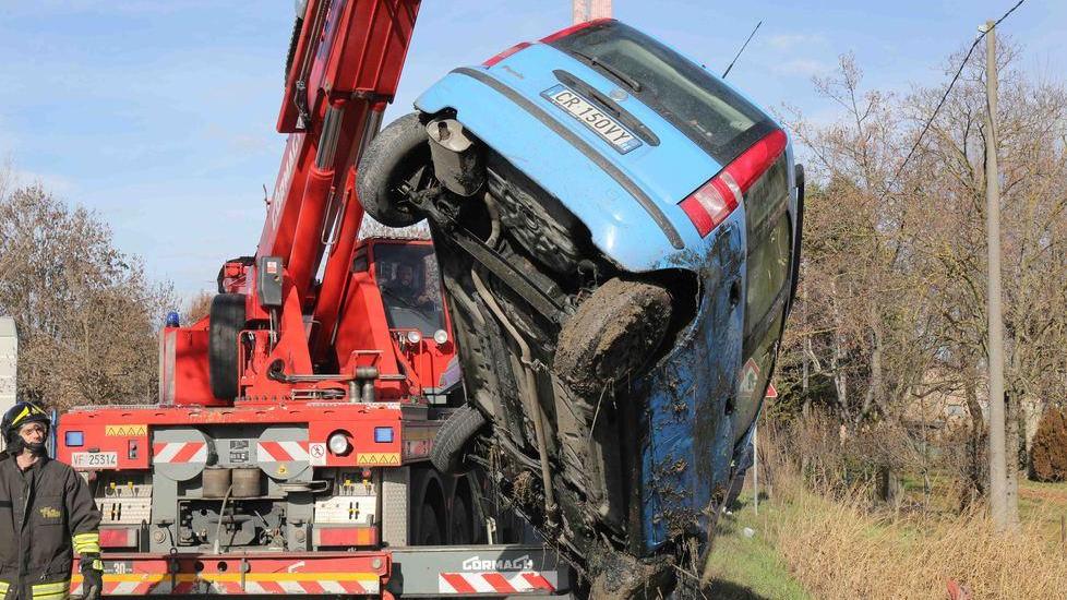 Auto fuori strada sulla provinciale a Zurco