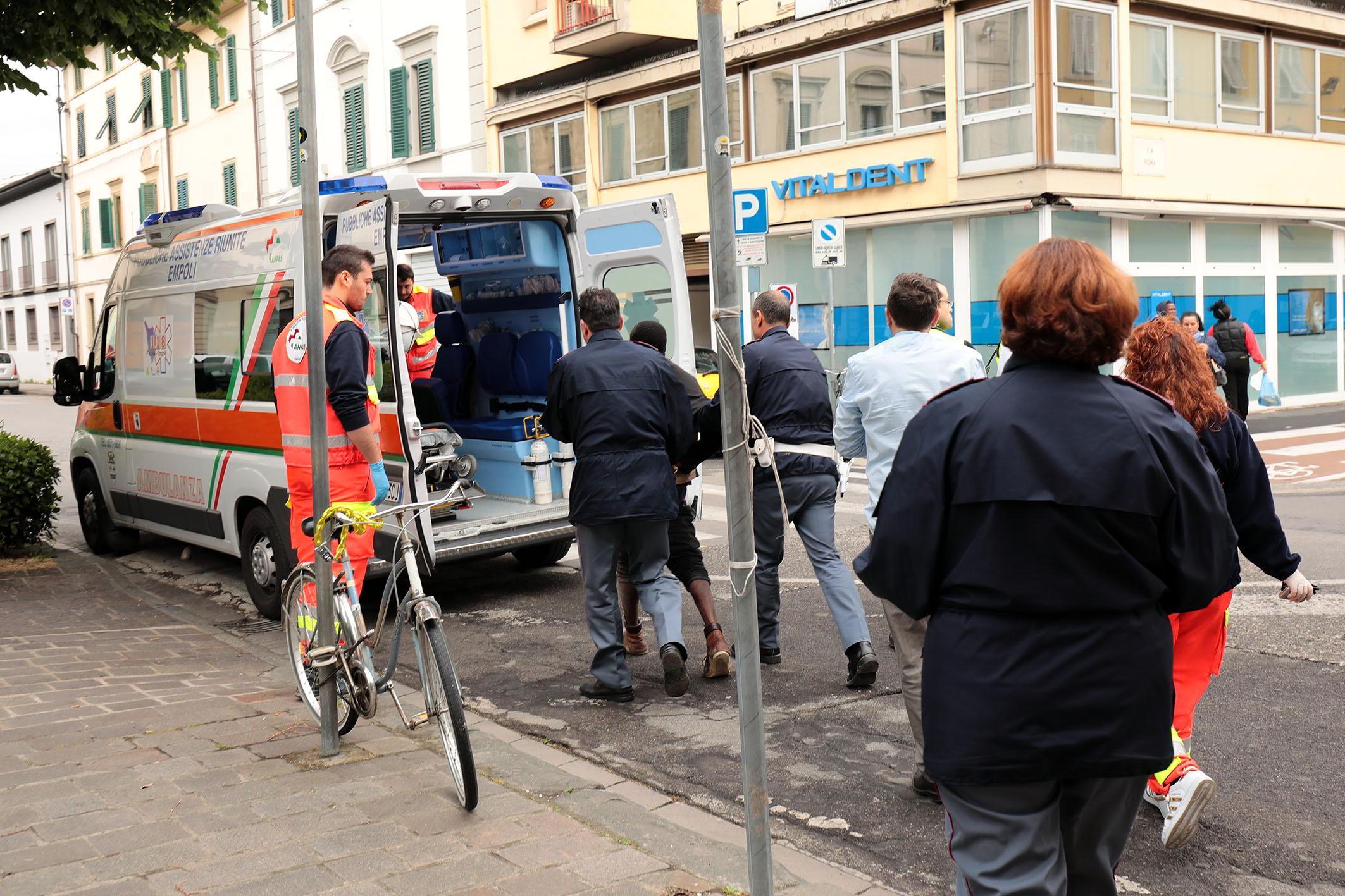 Un intervento di forze dell'ordine e 118 in piazza don Minzoni (foto d'archivio)