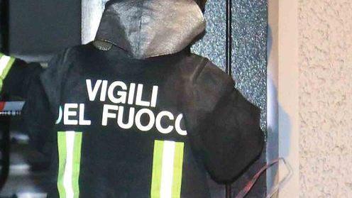 Bimbo resta incastrato nella sedia