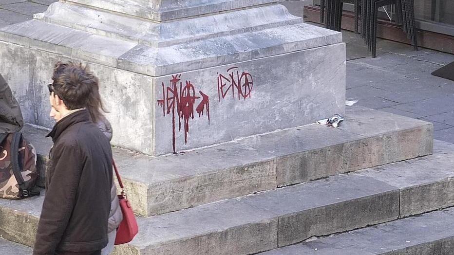 Vandalizzata la statua di Nicola Pisano